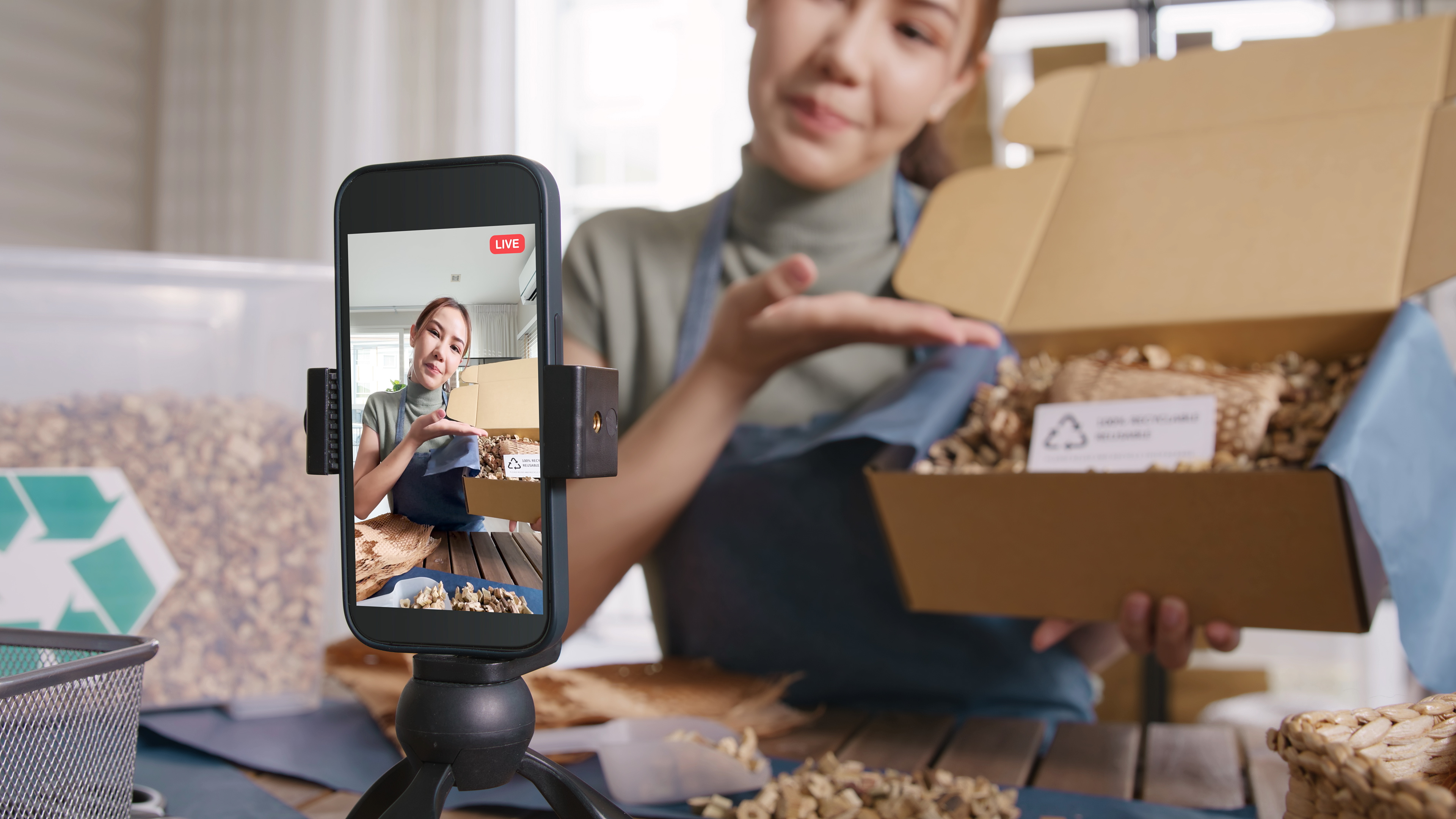 The Comprehensive Guide to Social Commerce [2023]